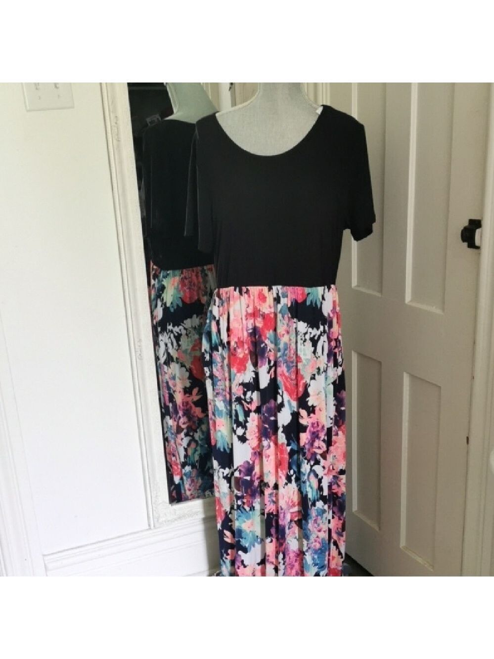 Floral plus size maxi cottagecore dress. Short sleeve with pockets. Size 2X .EUC